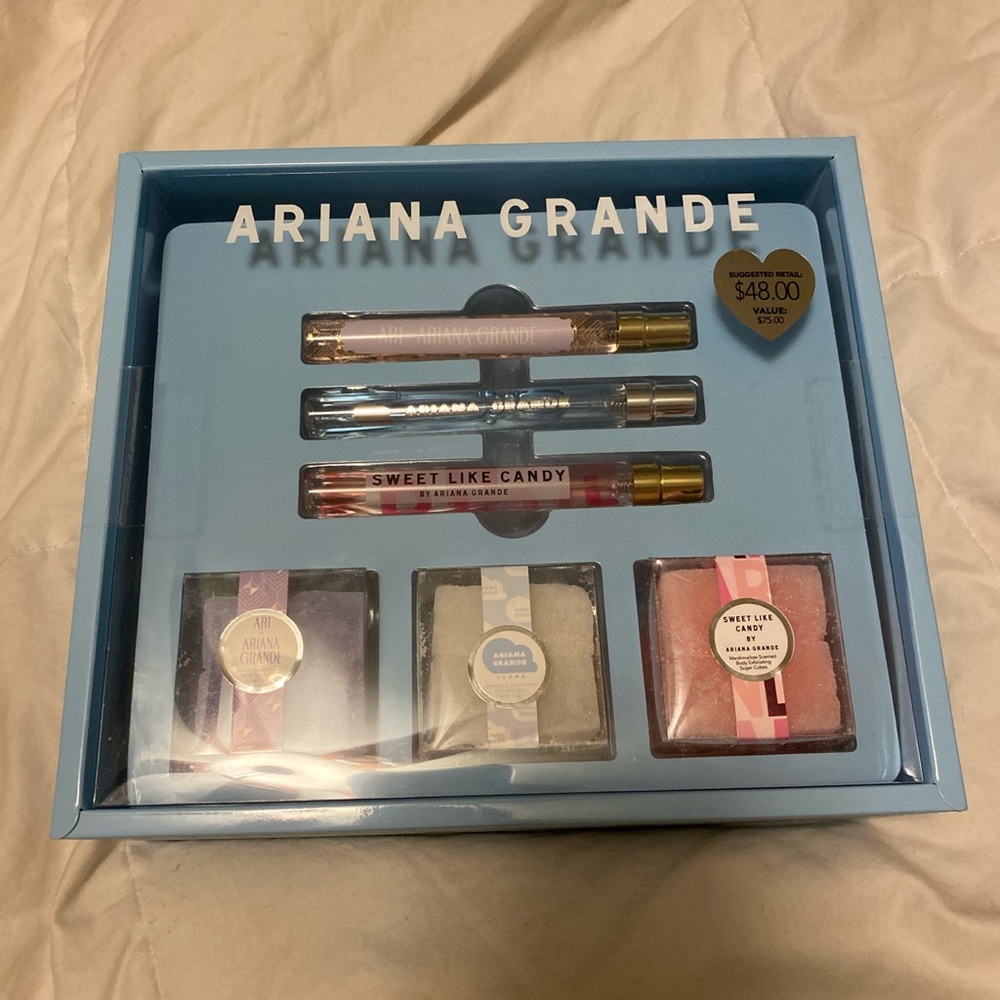 Ariana Grande mini and sugar scrub kit